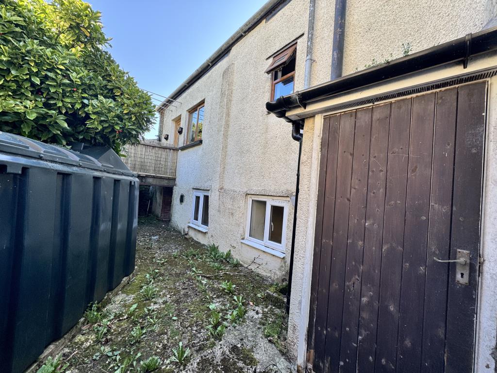 Lot: 130 - MID-TERRACE CORNER HOUSE - Rear courtyard